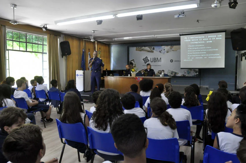 Cerca de 200 alunos do Colégio de Aplicação do UBM participaram da ação que teve como objetivo principal alertar os jovens sobre o que compartilham nas redes sociais