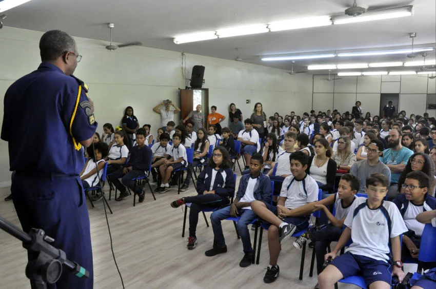 Comandante da Guarda Municipal de Barra Mansa palestra sobre Fake News no UBM