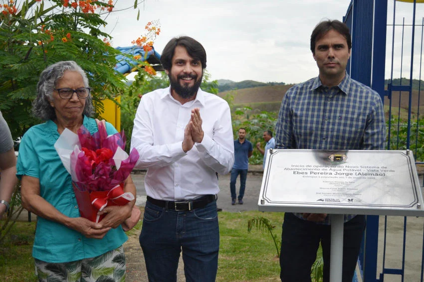 Prefeito Samuca Silva faz entrega de reservatório no bairro Vista Verde