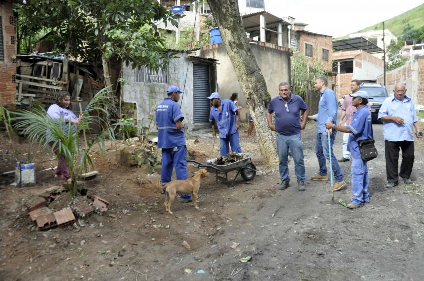 Prefeito Rodrigo Drable vistoria obras na Região Leste