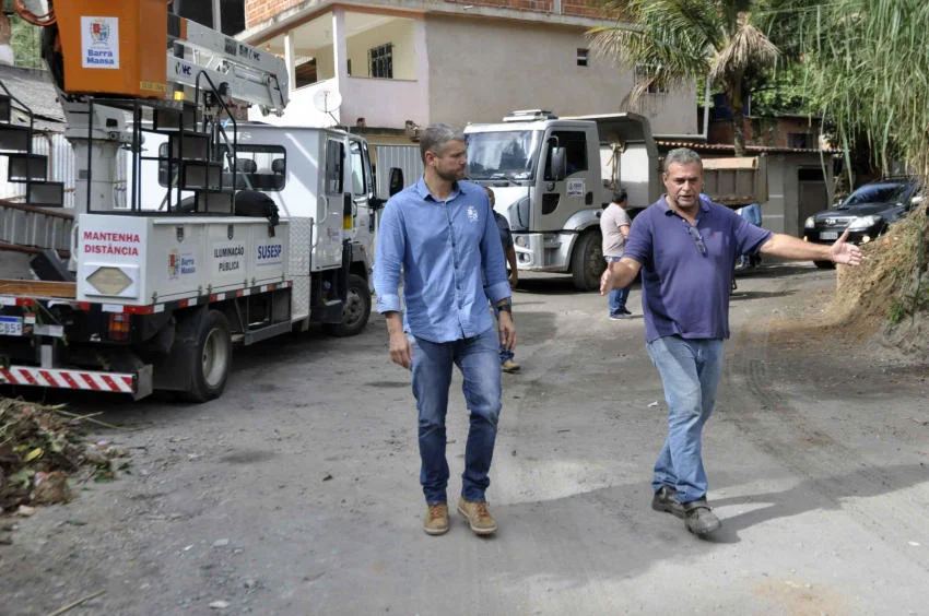 Prefeito Rodrigo Drable vistoria obras na Região Leste