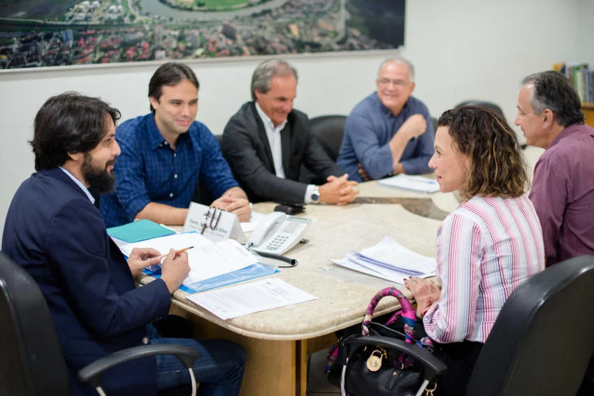 Prefeito Samuca Silva assina termo de compromisso com MRV Engenharia