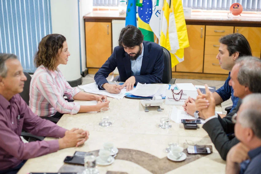 Prefeito Samuca Silva assina termo de compromisso com MRV Engenharia