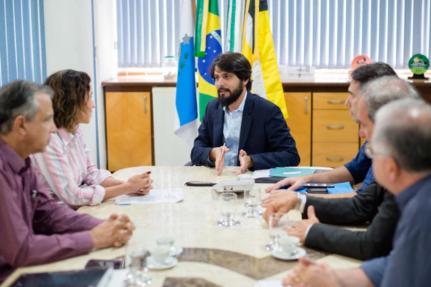 Prefeito Samuca Silva assina termo de compromisso com MRV Engenharia