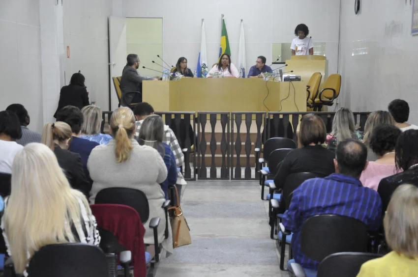 O prefeito de Pinheiral, Ednardo Barbosa, participou na manhã desta quarta-feira (22/05) da abertura do I Seminário sobre Combate ao Abuso e Exploração Sexual de Crianças e Adolescentes, na Câmara Municipal.