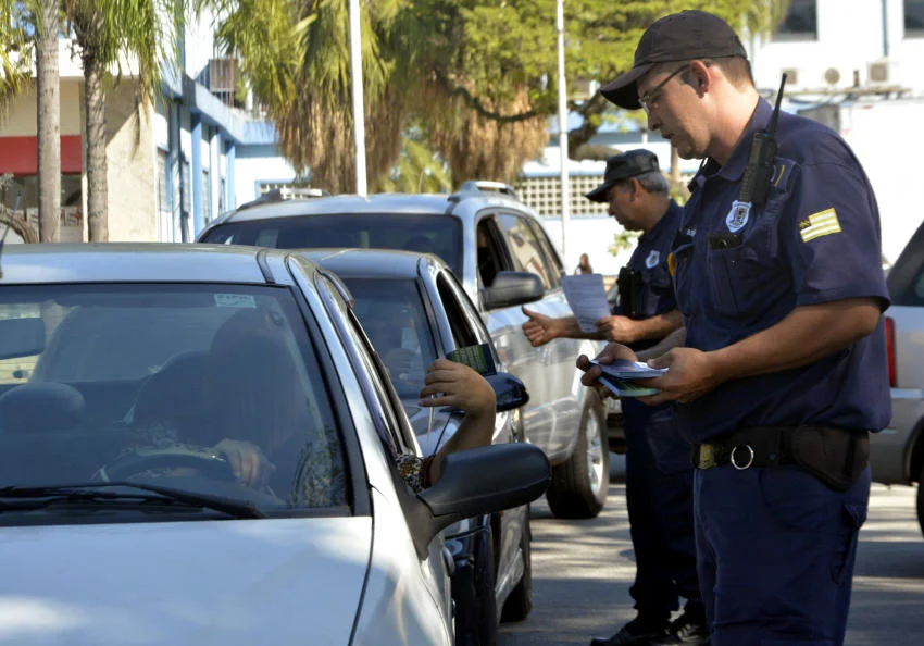 Guarda de Volta Redonda conscientiza motoristas contra ação de flanelinhas
