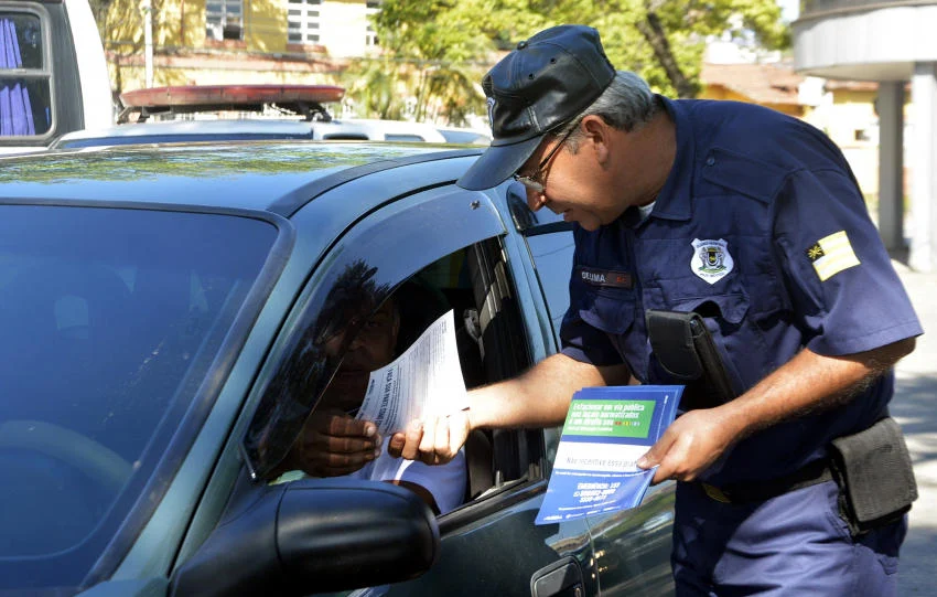 Guarda de Volta Redonda conscientiza motoristas contra ação de flanelinhas