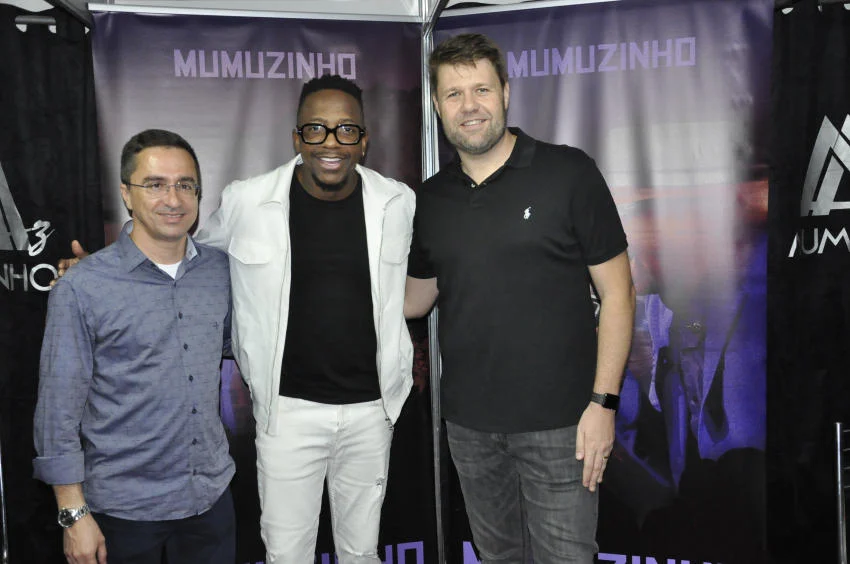 Mumuzinho leva milhares para show gratuito em 24 º aniversário de Pinheiral