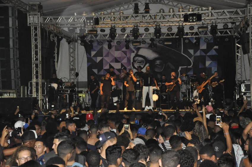 Mumuzinho leva milhares para show gratuito em 24 º aniversário de Pinheiral
