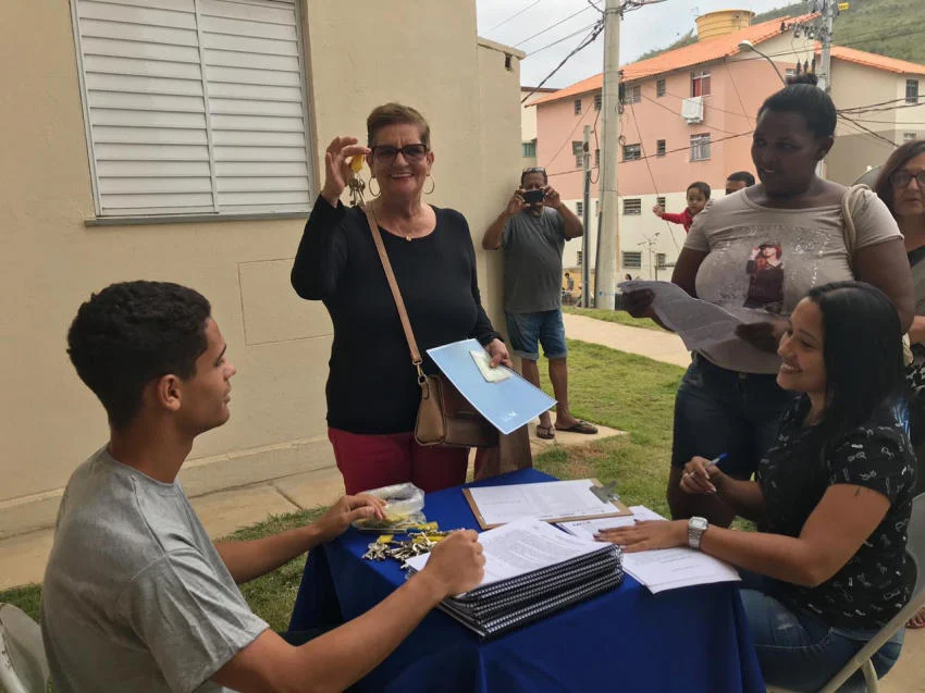 Beneficiários do “Minha Casa, Minha Vida” recebem as chaves dos apartamentos em Volta Redonda