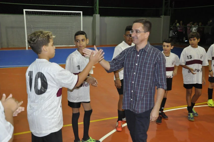  Prefeito de Pinheiral inaugura reforma de quadra para moradores do Vale do Sol