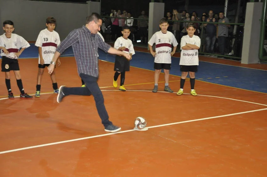 PREFEITO INAUGURA QUADRA NO VALE DO SOL 2