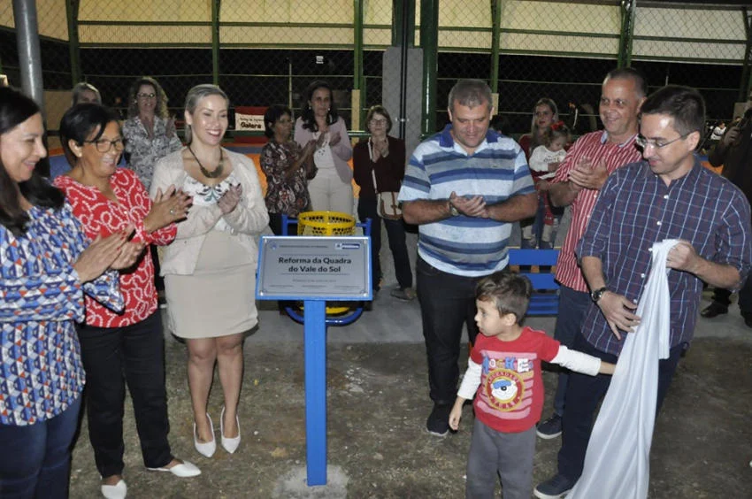Prefeito de Pinheiral inaugura reforma de quadra para moradores do Vale do Sol