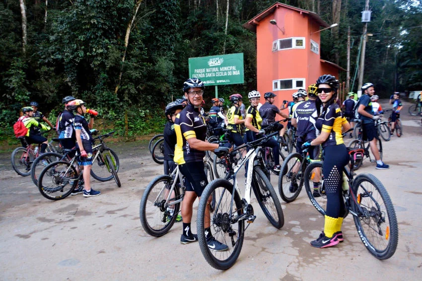 Ciclistas exploram trilhas do Parque do Ingá