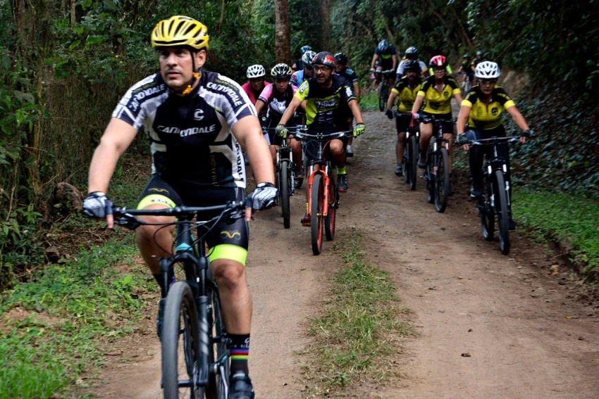 Ciclistas exploram trilhas do Parque do Ingá