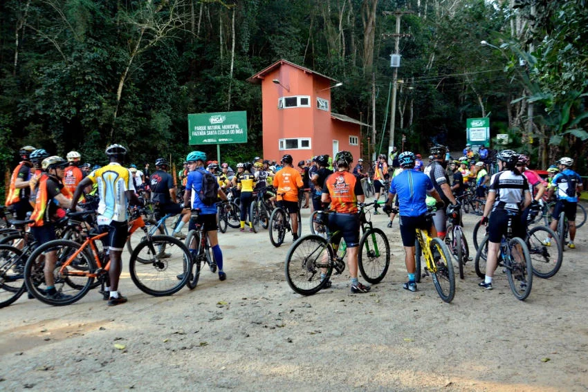 Ciclistas exploram trilhas do Parque do Ingá