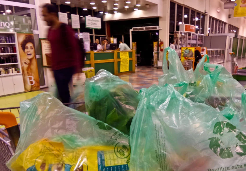 Secretário de Meio Ambiente afirma que sacolas plásticas são as maiores vilãs do meio ambiente