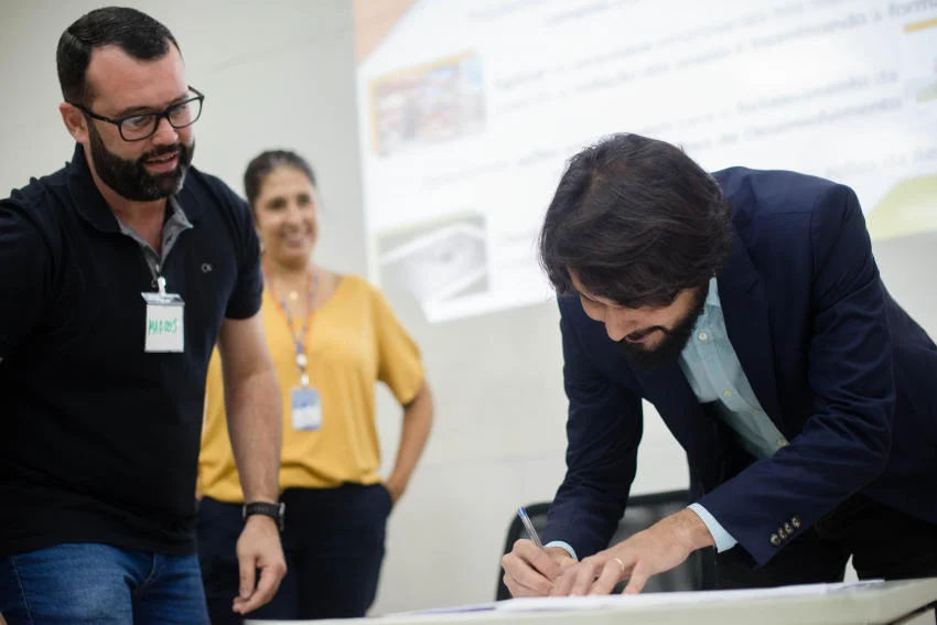 Prefeito Samuca Silva assina convênio do Regin para implantação do alvará automatizado