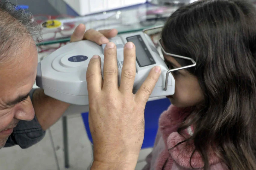 Fábrica de Óculos beneficia estudantes da rede pública e idosos de baixa renda