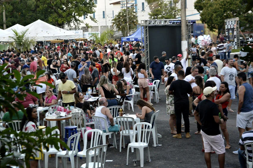 Volta de Boteco levou cerca de 10 mil pessoas à Praça Pandiá Calógeras, na Vila Santa Cecília
