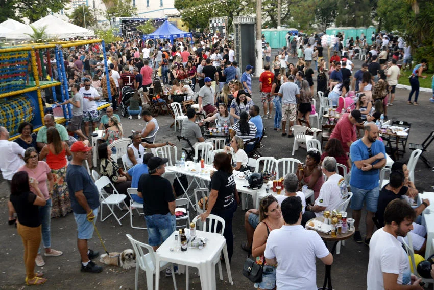 Volta de Boteco levou cerca de 10 mil pessoas à Praça Pandiá Calógeras, na Vila Santa Cecília