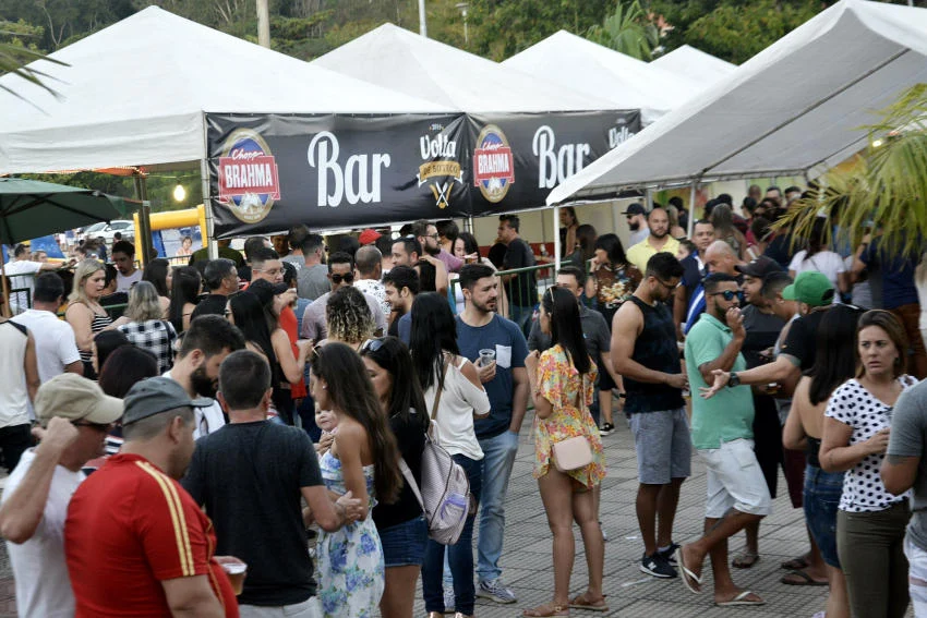 Volta de Boteco levou cerca de 10 mil pessoas à Praça Pandiá Calógeras, na Vila Santa Cecília
