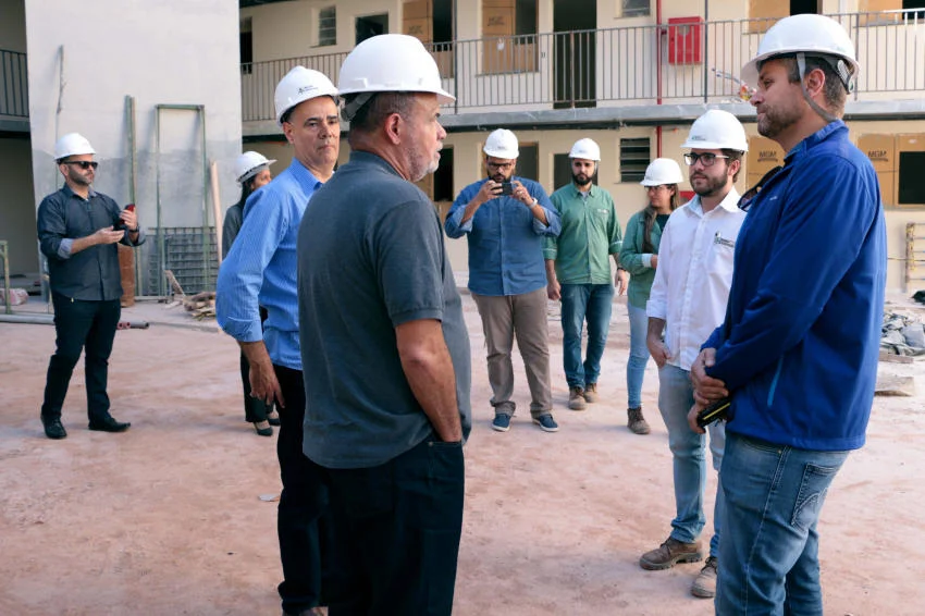 Rodrigo Drable e deputado Jorge Braz visitam obras do ‘Minha Casa Minha Vida’, no Santa Isabel