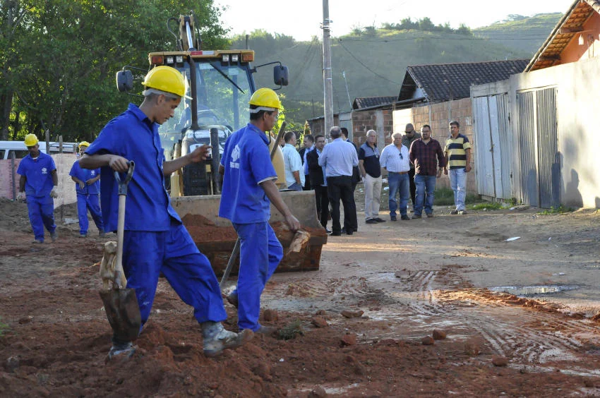 Prefeito, secretário de Estado e presidente da CEHAB visitam retomada das obras do conjunto habitacional do Parque Maíra