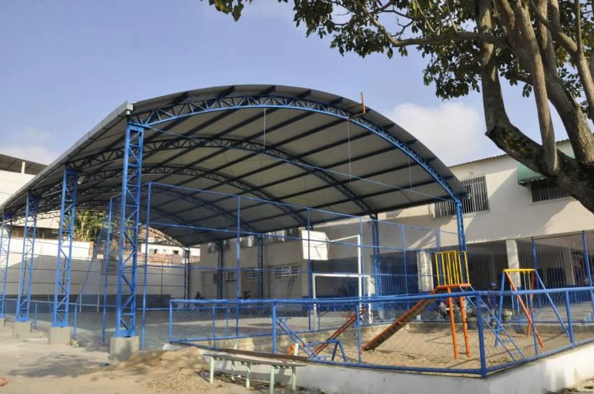 Prefeito de Pinheiral entrega reforma da escola e da quadra esportiva no bairro Cruzeiro.