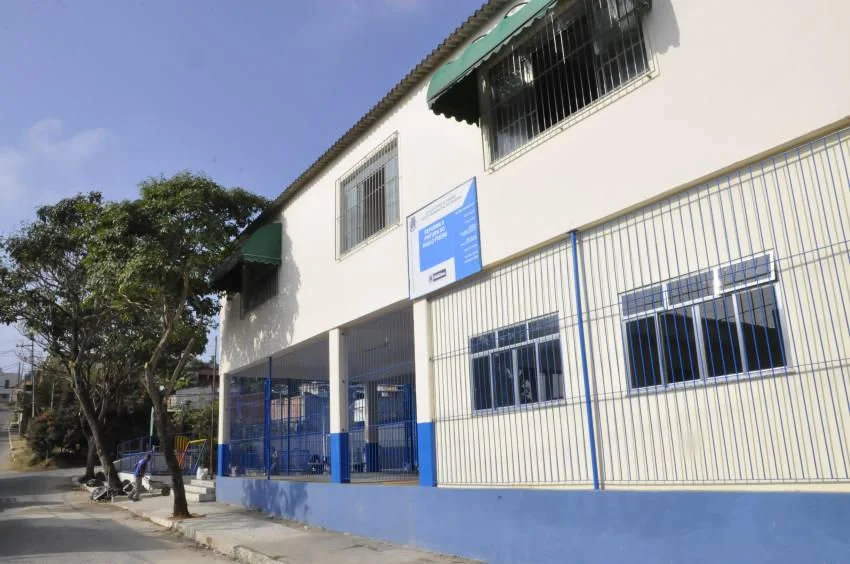 Prefeito de Pinheiral entrega reforma da escola e da quadra esportiva no bairro Cruzeiro.