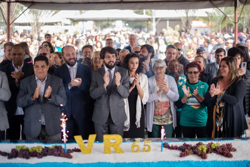 Tradicional corte de bolo, hasteamento das bandeiras e diversas atividades culturais marcaram o aniversário de Volta Redonda