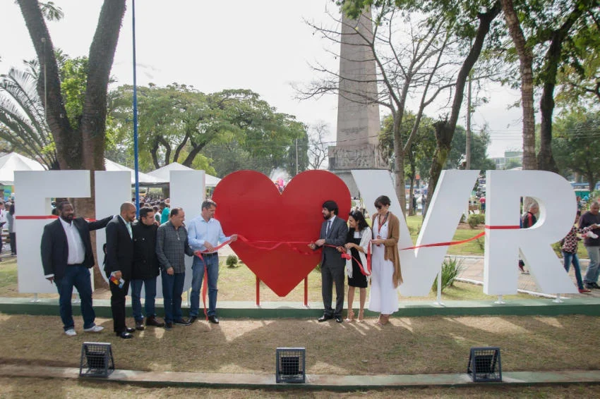 Tradicional corte de bolo, hasteamento das bandeiras e diversas atividades culturais marcaram o aniversário de Volta Redonda