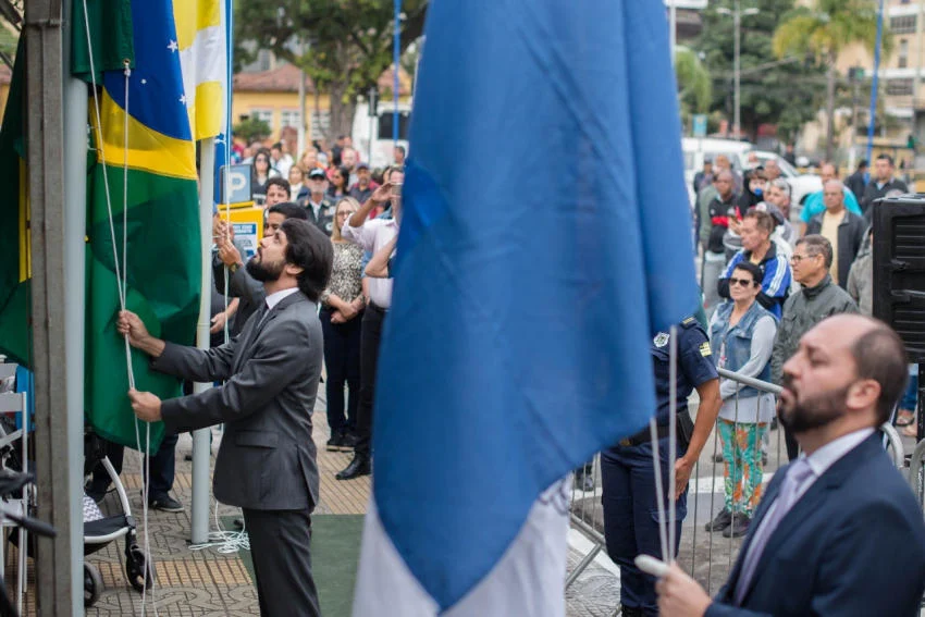 Tradicional corte de bolo, hasteamento das bandeiras e diversas atividades culturais marcaram o aniversário de Volta Redonda