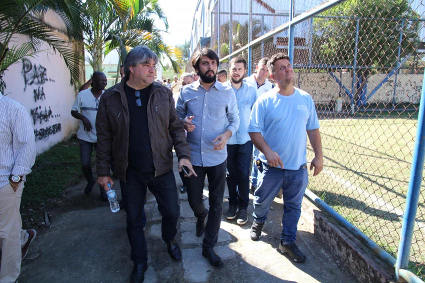 Prefeito Samuca Silva visita bairros e discute melhorias com população