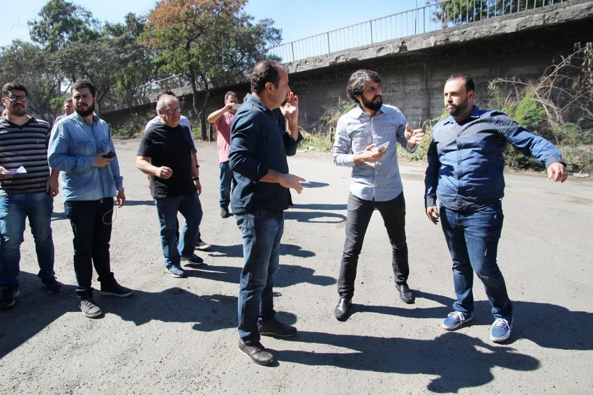Prefeito Samuca Silva visita bairros e discute melhorias com população