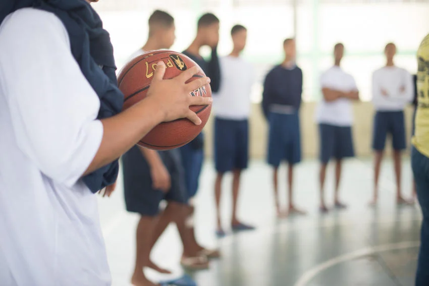 Parceria entre SMEL e Degase leva Basquete 3x3 para internos em ação Socioeducativa