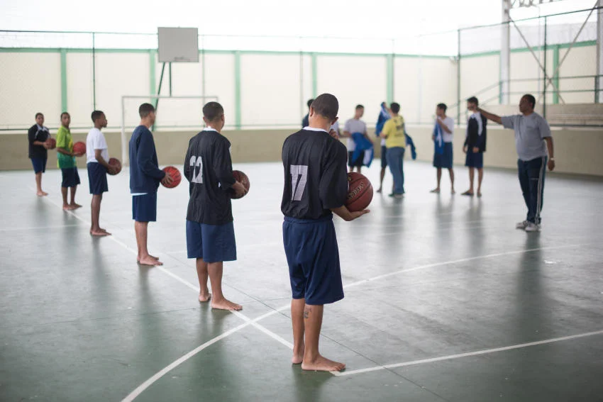 Parceria entre SMEL e Degase leva Basquete 3x3 para internos em ação Socioeducativa