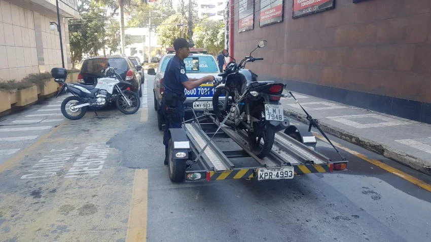 Guarda Municipal de Volta Redonda apreende motos, recupera veículo e  retira carros abandonados das ruas