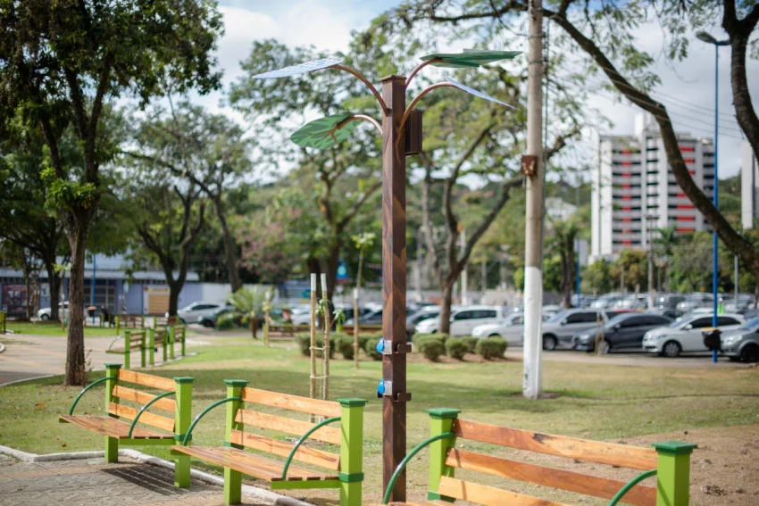 Árvore Digital fornece energia elétrica e sinal Wi-fi gratuito na Praça Brasil, em Volta Redonda