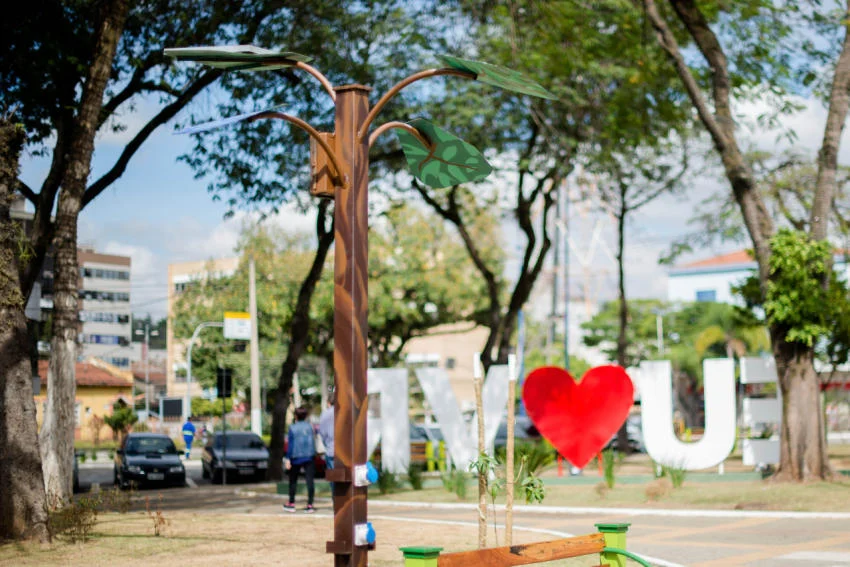 Árvore Digital fornece energia elétrica e sinal Wi-fi gratuito na Praça Brasil, em Volta Redonda