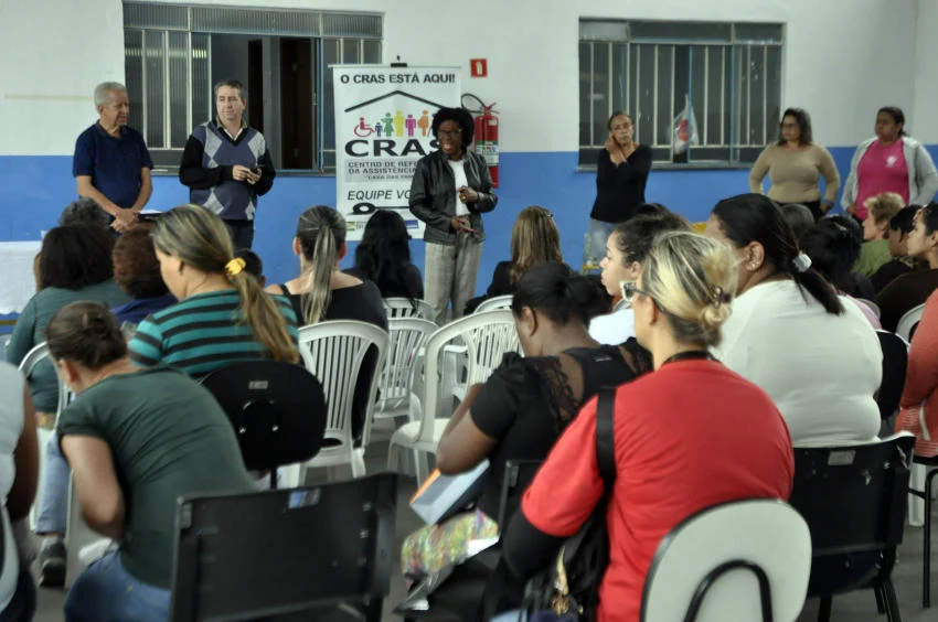 Vice-prefeita Fátima Lima esteve presente à reunião. Contemplados receberam orientações sobre alimentação saudável e ganharam mudas para o plantio de hortaliças
