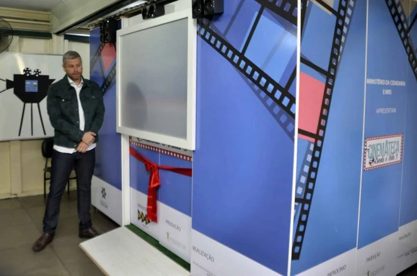 Prefeito de Barra Mansa entrega Cinemateca em duas escolas do município
