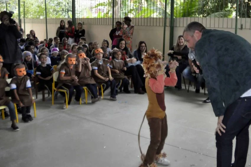 Prefeito de Barra Mansa entrega Cinemateca em duas escolas do município