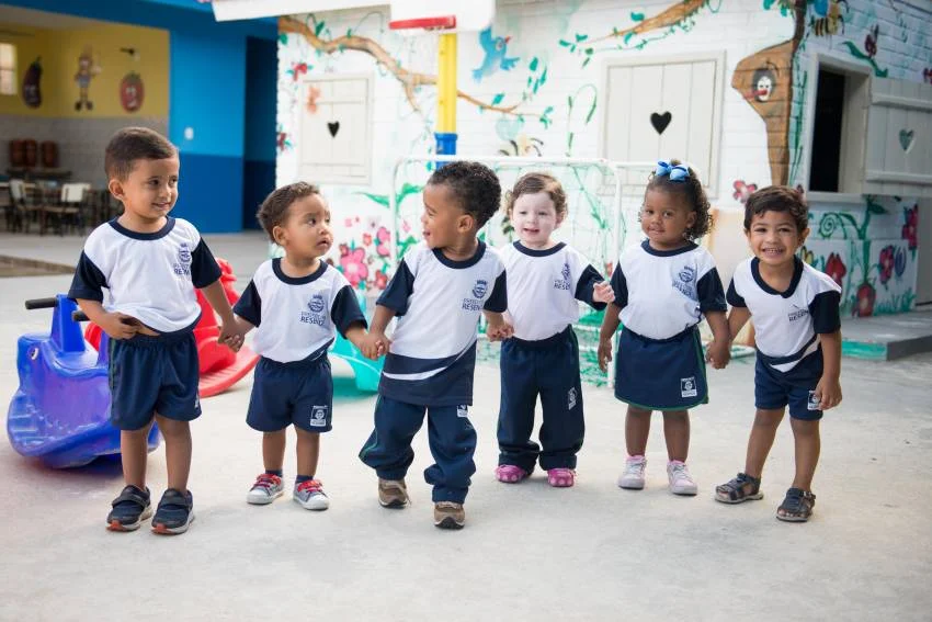 Prefeitura entrega kits de uniforme para alunos da rede pública municipal de ensino
