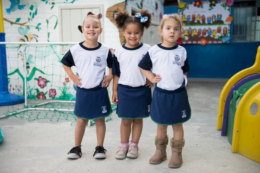 Prefeitura entrega kits de uniforme para alunos da rede pública municipal de ensino