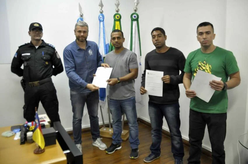 Prefeito Rodrigo Drable recebe policiais que reanimaram vítima de descarga elétrica nesta semana