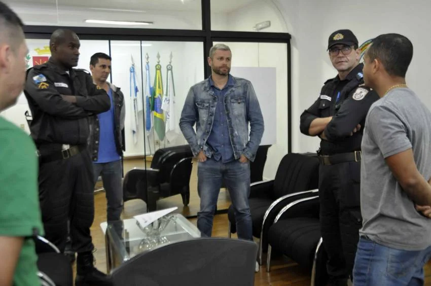 Prefeito Rodrigo Drable recebe policiais que reanimaram vítima de descarga elétrica nesta semana