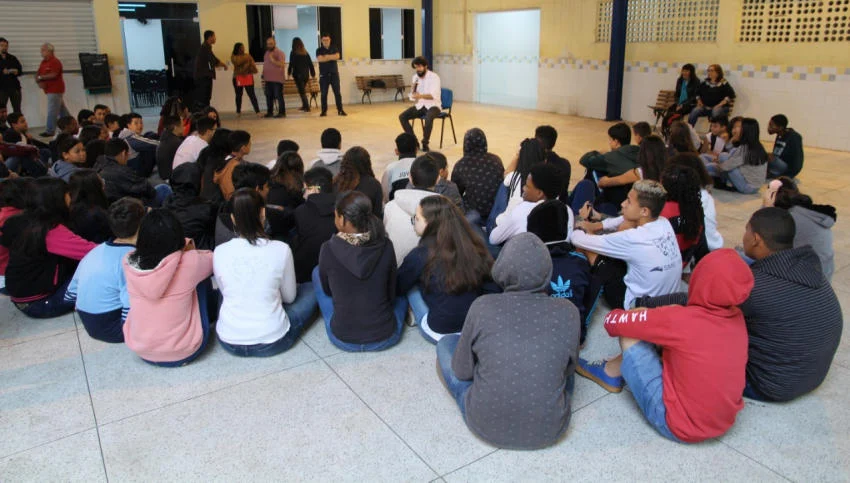 Escola Pio de Abreu recebe projeto Papo Reto com o prefeito Samuca Silva
