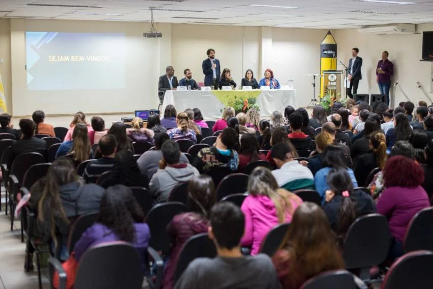 Samuca dá posse aos professores auxiliares de Educação Infantil