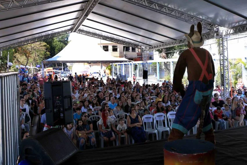 Peça “Os Saltimbancos” encanta famílias em Barra Mansa